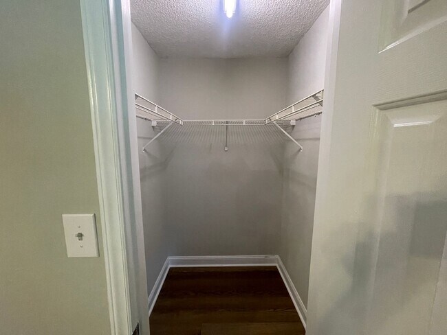 Building Photo - Available Now! Desirable 2 bed 2 bath dupl...