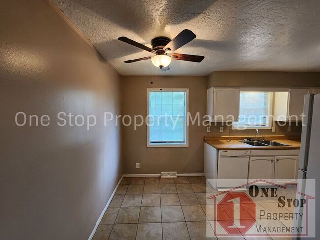 Building Photo - Great 2 bedroom, 1.5 bathroom duplex in Ol...