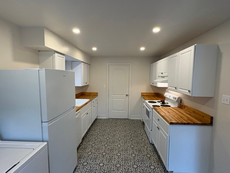 unit 1 kitchen - 6035 Oakwood Ave