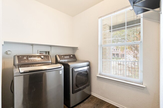 Building Photo - 4 Bedroom 2 1/2 bath Springtree Ranch Subdivision