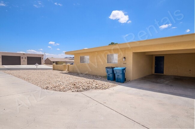 Building Photo - LARGE 3 BEDROOM DUPLEX