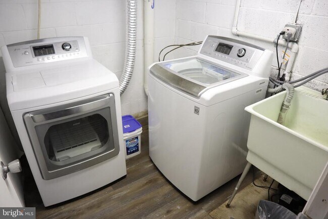 Building Photo - 910 Allan Rd