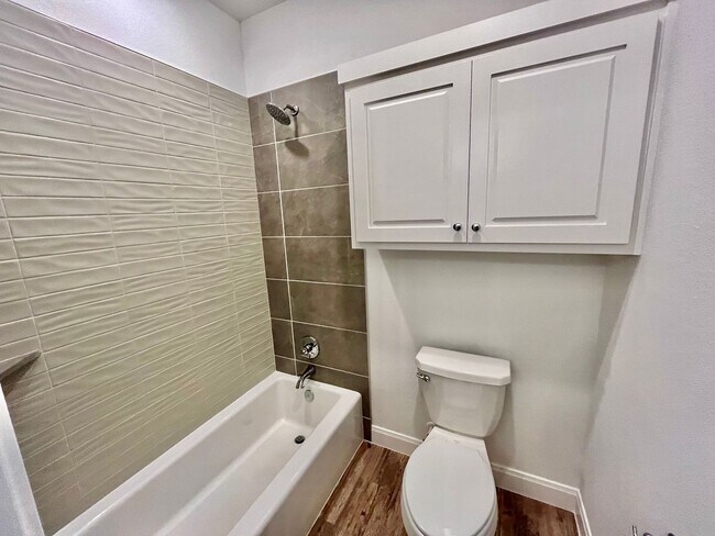 Building Photo - 4 Bed/2 Bath Home