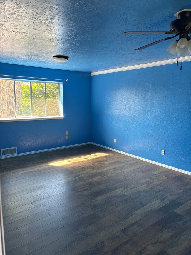 Building Photo - 4 B/R 2 1/2 BA House in Gridley AVAILABLE ...