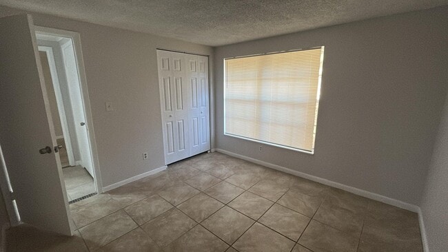 Building Photo - Welcome Home to your 4/2 in Seffner!