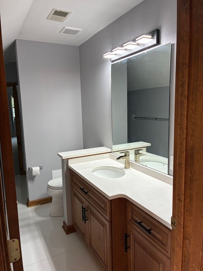 Building Photo - Magnificent 5-Bedroom Private Estate in Bu...