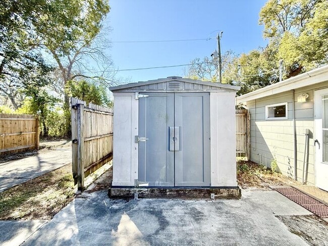 Building Photo - 5852 Monroe St