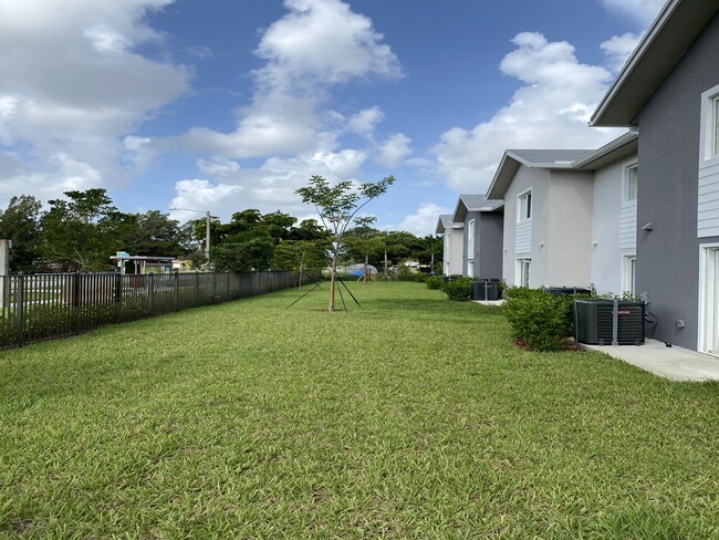 Building Photo - Miga Townhomes