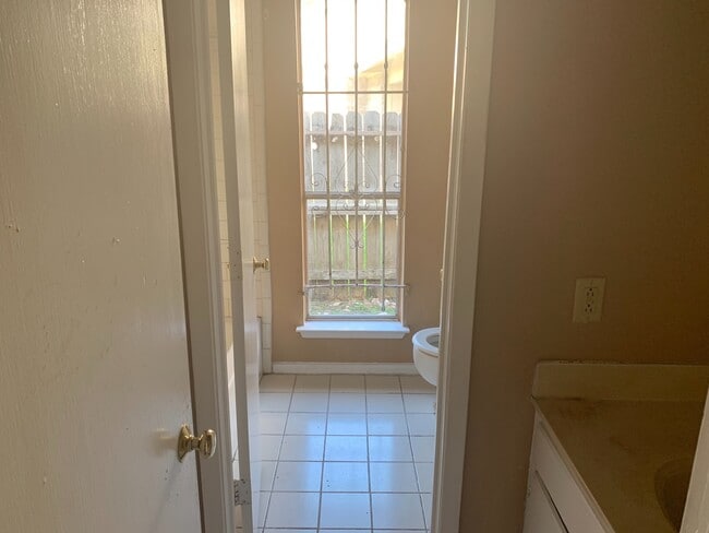 Building Photo - Southwest Houston 2 bedroom Brick Duplex w...