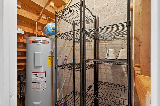 Building Photo - Charming End-Unit Townhome in Sought-After Maryland Place, Gaithersburg