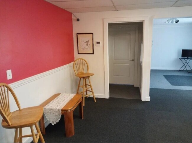 Building Photo - 868 Main St