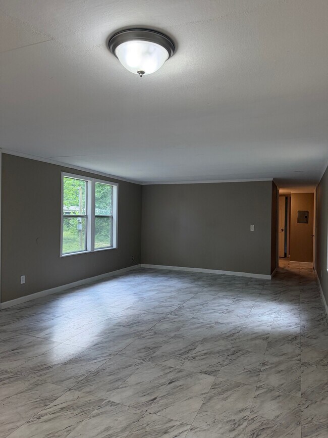 Building Photo - 10 Lakeview Dr