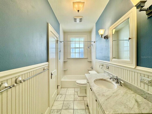 Building Photo - 3112 W Palmira Ave