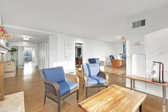 Building Photo - 1733 Harmon Cove Tower