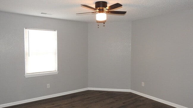 Building Photo - 3 bed 1.5 - Blue Springs Townhome