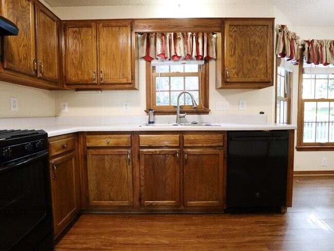 Building Photo - 4-Bedroom Home on Quiet Cul-de-Sac - Must See