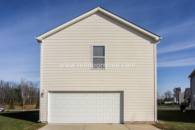 Building Photo - Perfect 3BR 2.5 BA Located Near All Necess...