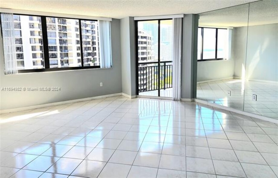 Building Photo - 540 Brickell Key Dr