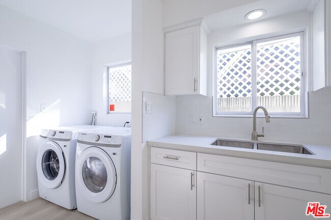 Building Photo - 823 S Detroit St