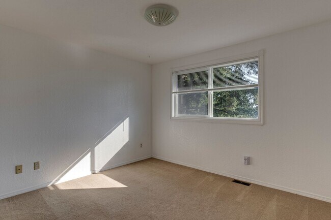 Building Photo - Beautifully Updated 3+ Bedroom Water View ...