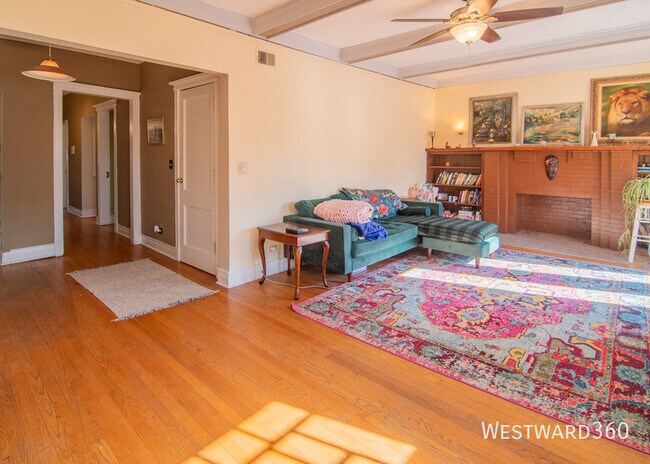 Building Photo - 844 W Lakeside Pl