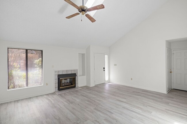 Building Photo - South Asheville Townhome