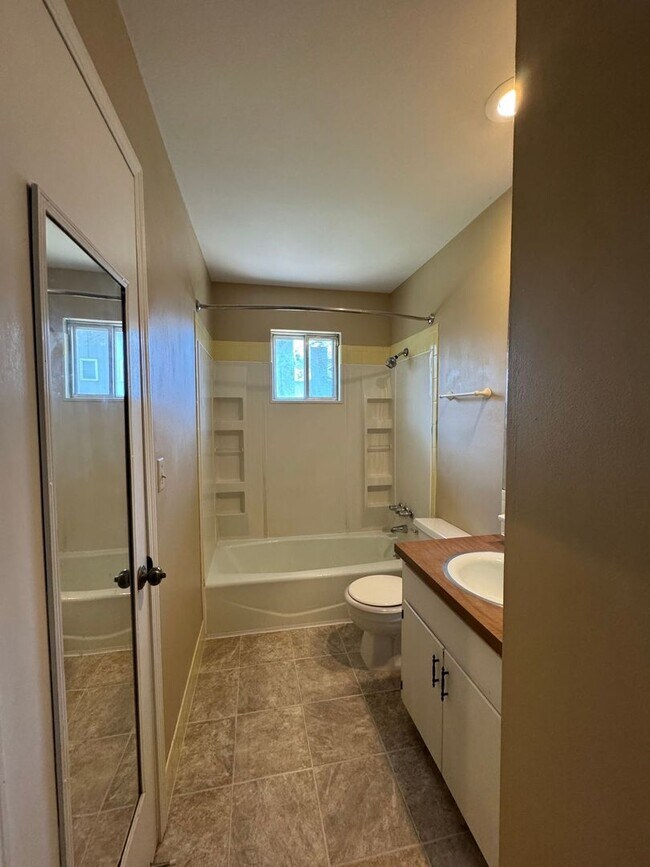 Building Photo - Comfort & Convenience in Shawnee – 3BR Duplex Coming Soon!