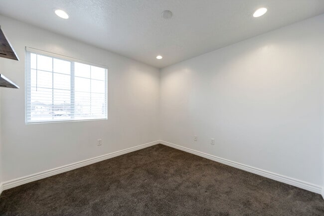 Building Photo - 3969 Romney Park Dr