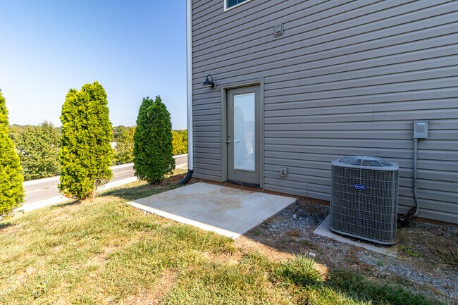 Building Photo - 933 Warrior Hill Dr