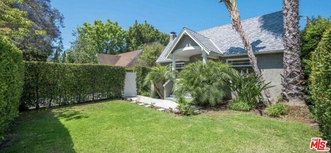 Building Photo - 1149 N Poinsettia Pl