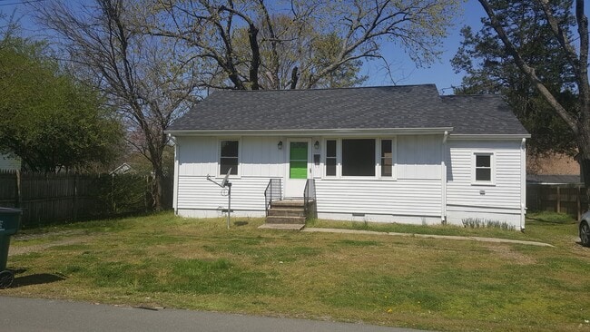 Building Photo - 104 N Cedar Ave