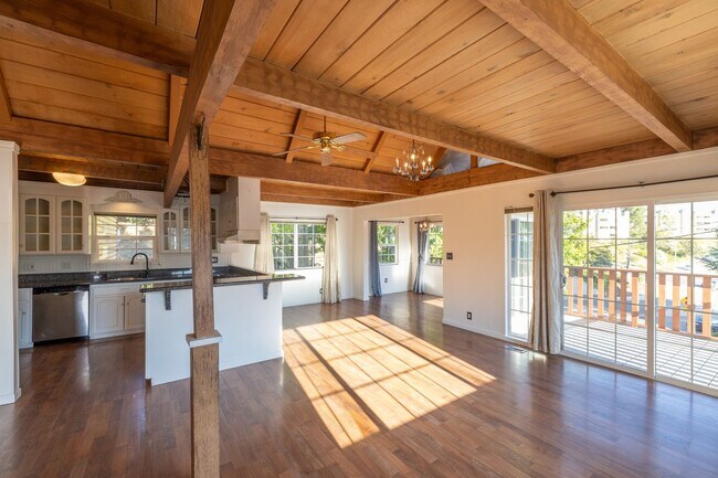 Building Photo - Beautiful 3 bedroom home with Castro Valle...