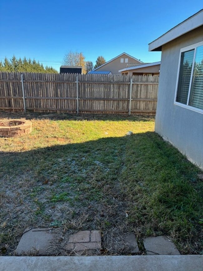 Building Photo - 2104 Hali Ln