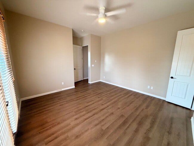 Building Photo - 897 E Roma Ave