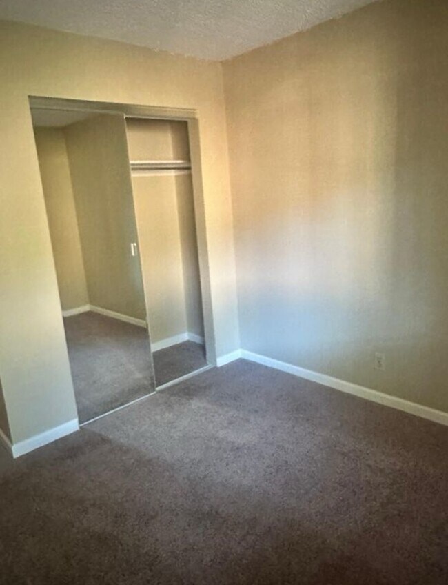 Building Photo - Available now!  Great Condo in Great Locat...