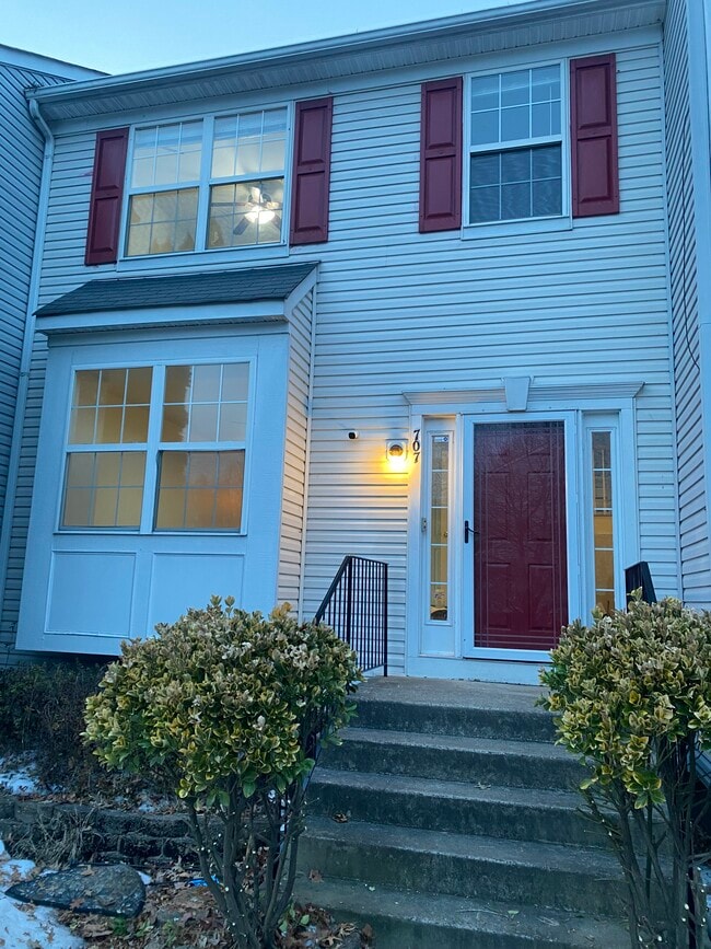 Building Photo - 707 Kings Crest Dr