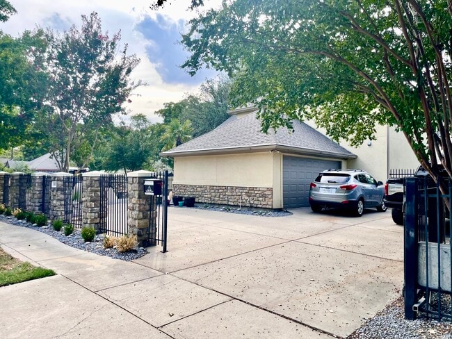 Building Photo - 3103 Hedgerow Dr