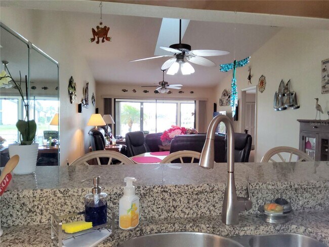 Building Photo - Seasonal 3/2/2 waterfront villa in Punta Gorda
