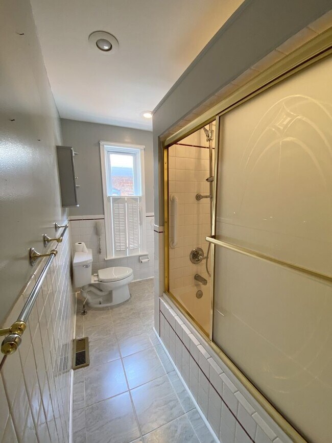Building Photo - 3 Bedroom 1.5 Bath Private Home Must See K...