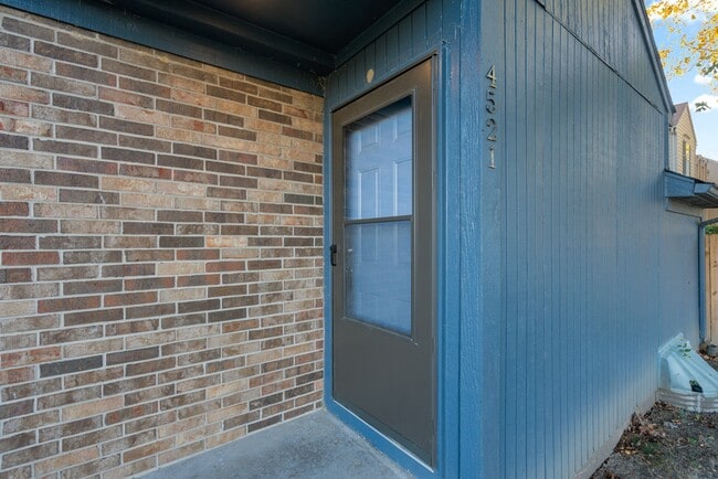 Building Photo - 4521 SW 33rd Terrace