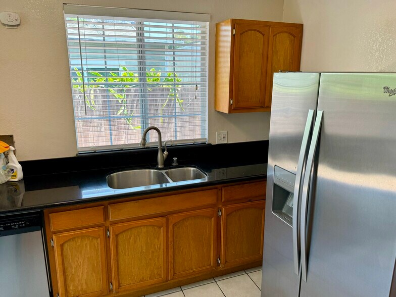 Granite countertops, garbage disposal - 2920 S Sycamore Ave