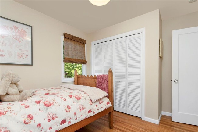 Building Photo - 2 Bedroom Cottage in the North End with to...