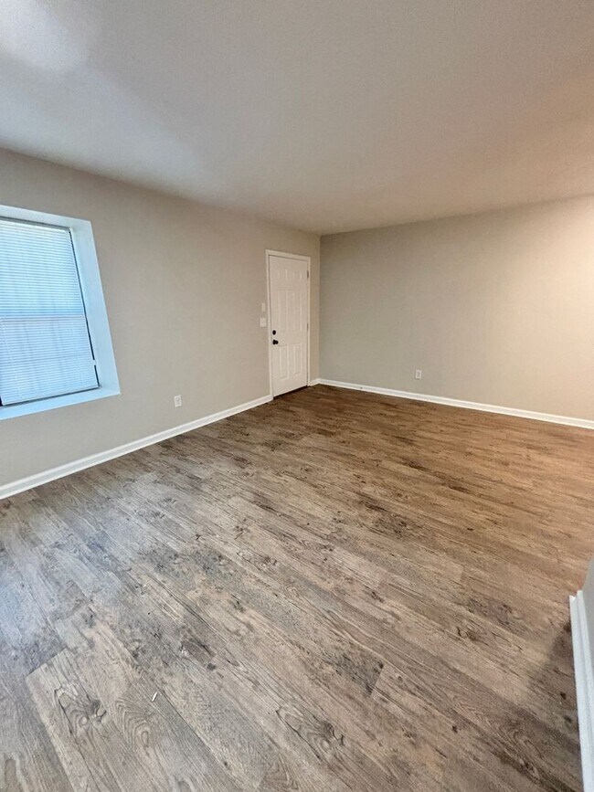 Building Photo - Townhouse off Park Avenue