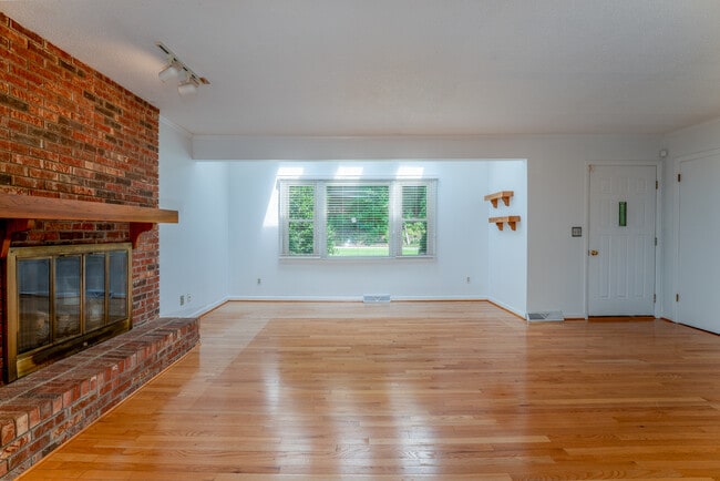 Building Photo - 493 Kings Creek Rd