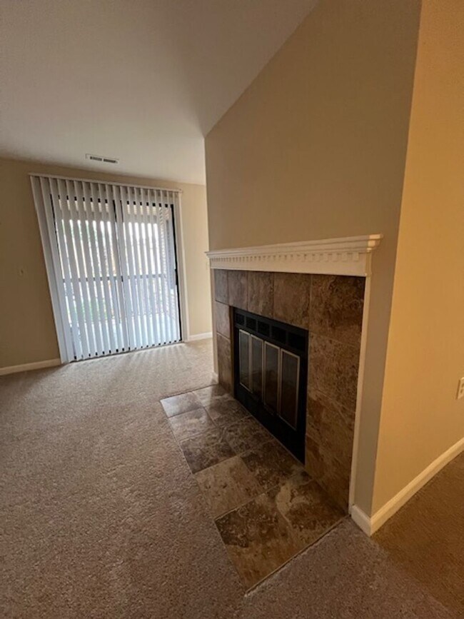 Building Photo - TOP LEVEL 2 BEDROOM 2 BATH CONDO IN FARMINGDALE ESTATES