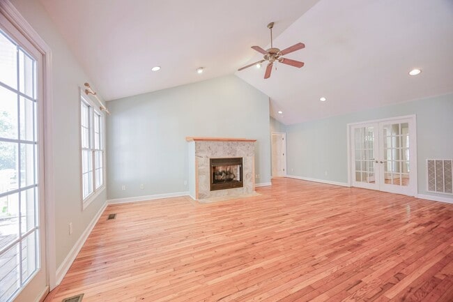 Building Photo - 237 Riverbend Rd