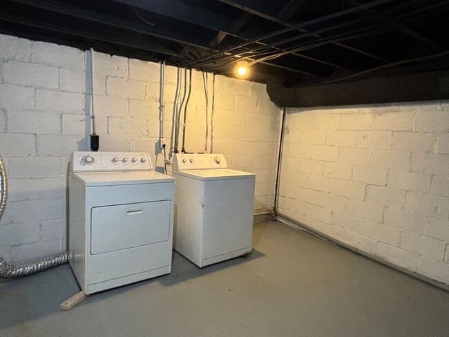 Building Photo - 3-Bed, 1-Bath Home – Fenced Yard, Off-Street Parking, Spacious Kitchen & In-Unit Laundry