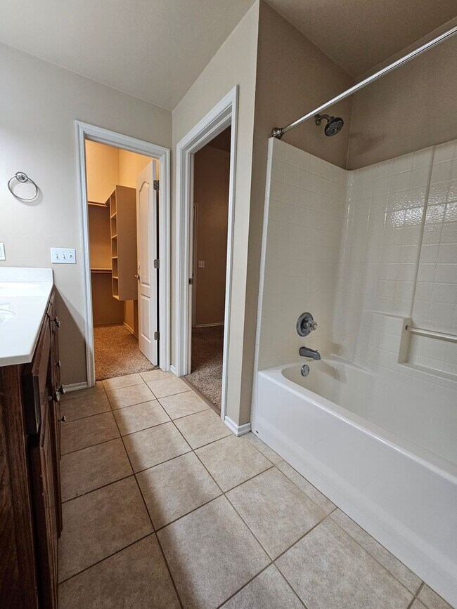 Building Photo - (3) Bed/(2) Bath in NE Norman Avail NOW!