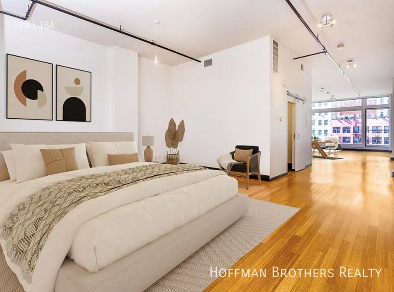 Building Photo - 622 Main St