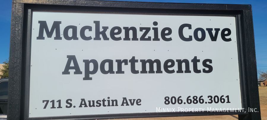 Building Photo - 711 S Austin Ave
